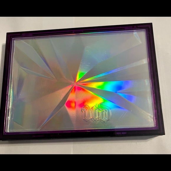 Urban Decay Other - Urban Decay Distortion Eyeshadow Palette